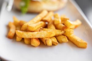トランス脂肪酸を多く含む食品の一つである。日本では規制がないんので、含量は多いと推定される。